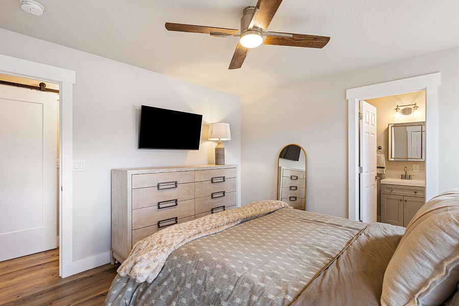 Master Bedroom Queen Bed 1