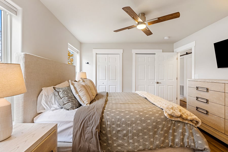 Master Bedroom Queen Bed 1