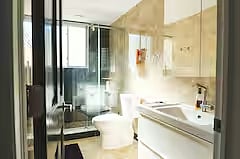 Bathroom 2 (En Suite)