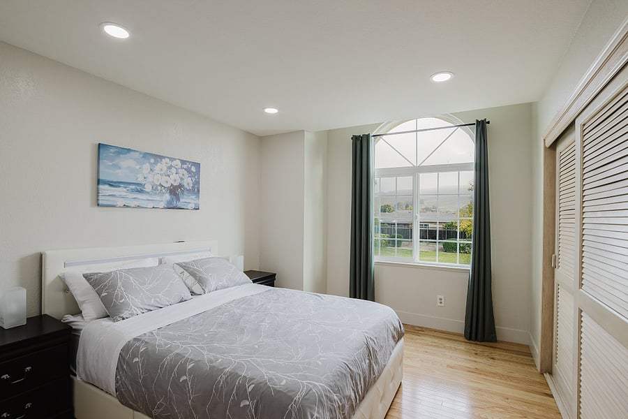 Second bedroom with queen bed