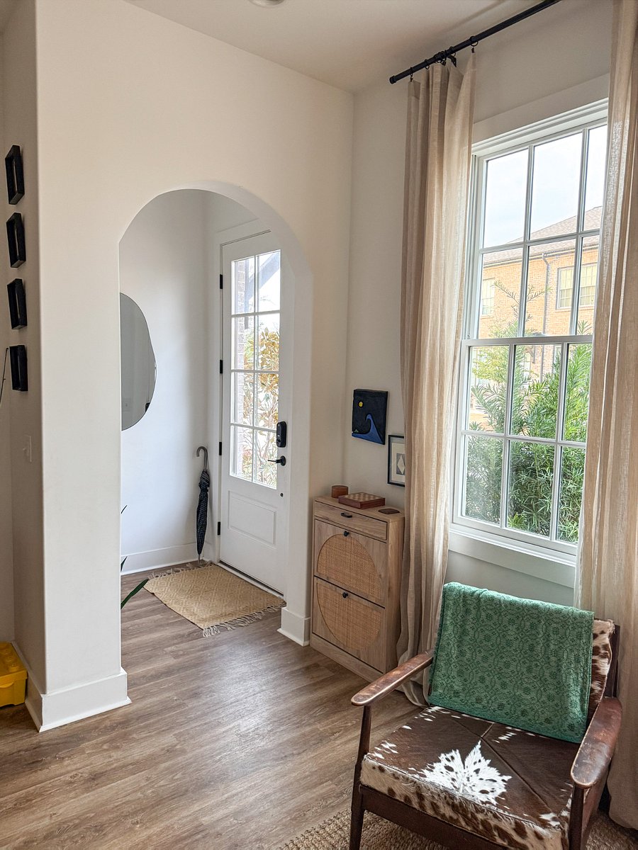 Entry with shoe compartment
