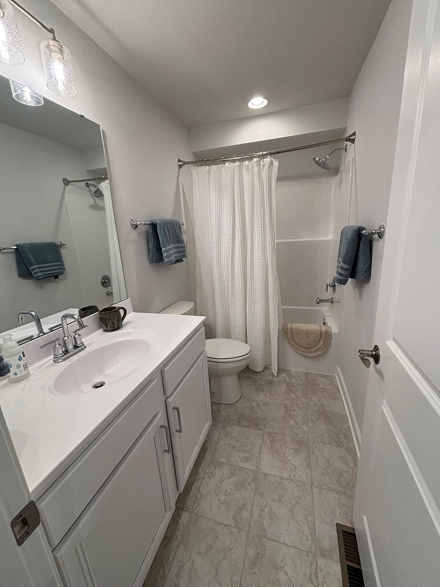 Primary en-suite bathroom with double vanity