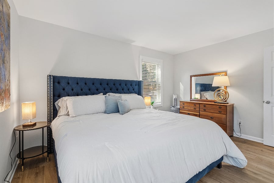 King bed with linens supplied.