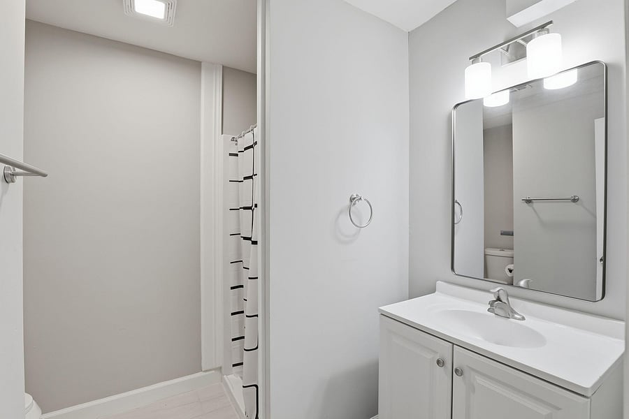 D/S Shared Bathroom #2