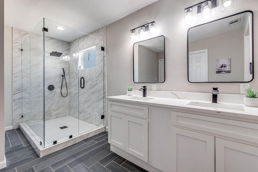 Private Bath
Room 4