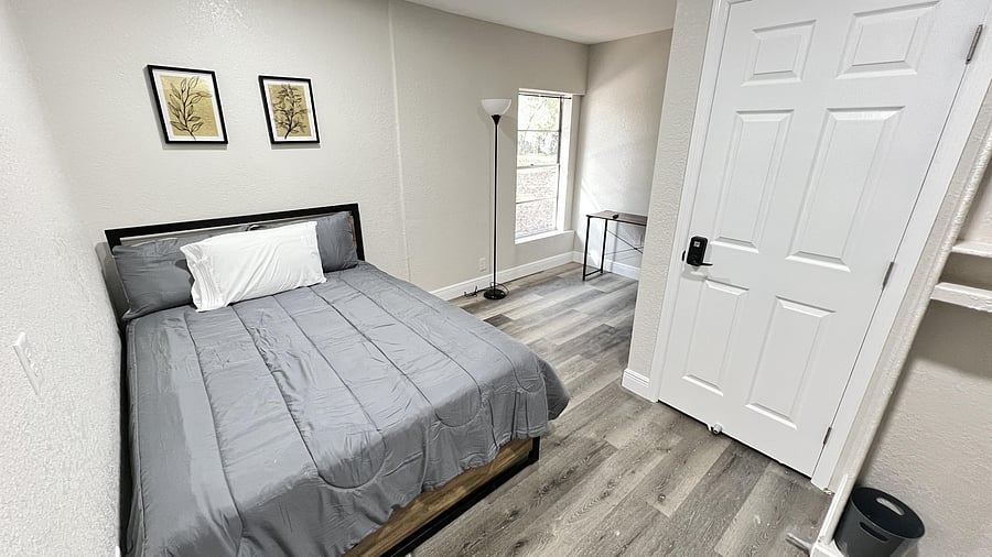 Peaceful, simple room with full furnishings and a work desk. Relaxing space close to shared areas and convenient parking.