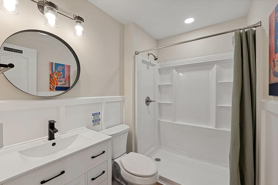 Bright & Clean Bathroom