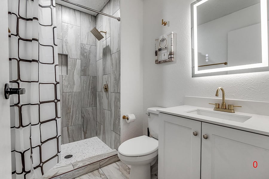 Full Private Bath for Room O