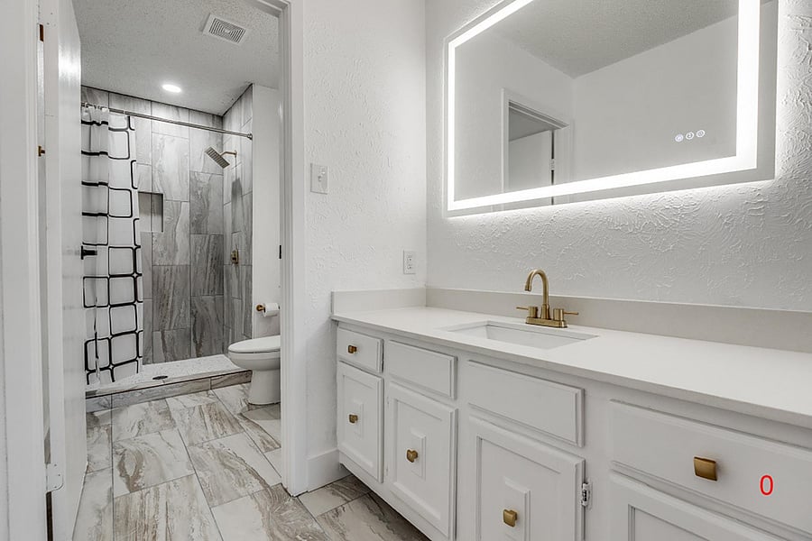 Full Private Bath for Room O