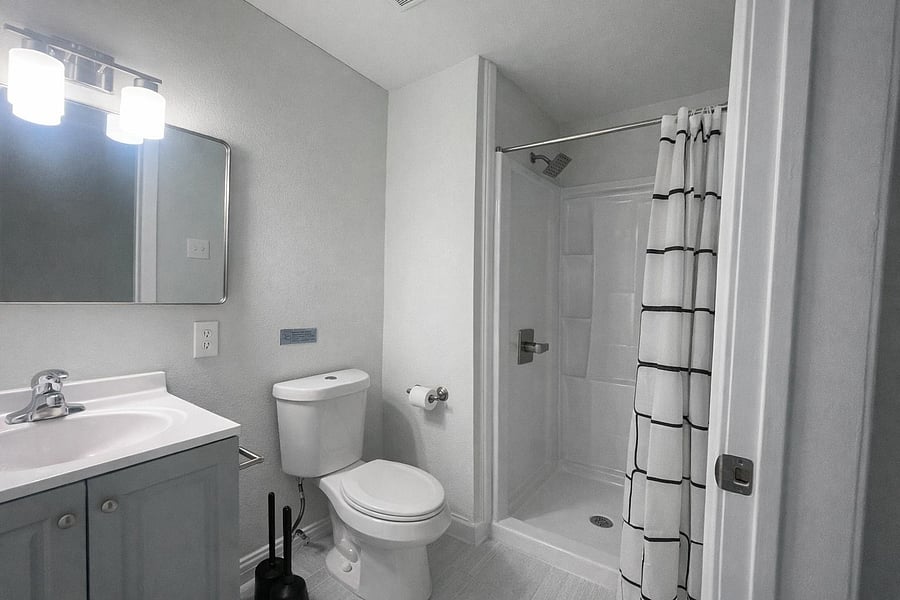Shared bathroom 2 (downstairs)