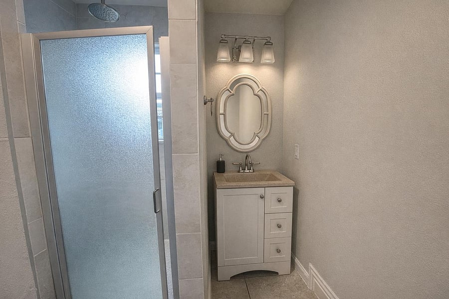 Shared bathroom 4 (upstairs)