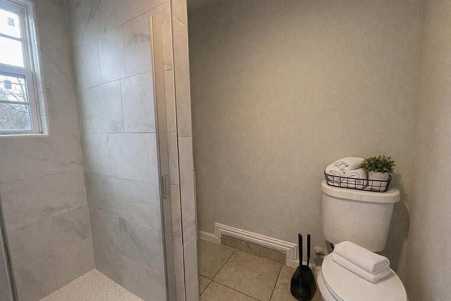 Shared bathroom 4 (upstairs)