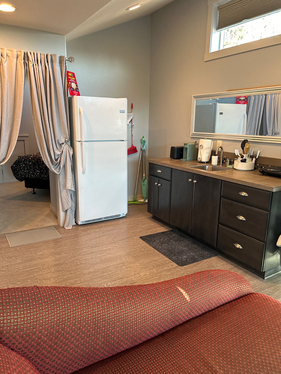 Kitchenette with hot plate
Microwave/convection combo
Full fridge