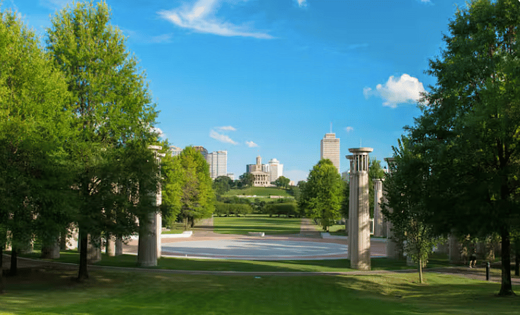 The house is a 0.5 mile walk to Nashville's Bicentennial park & World War II memorial. Beautiful spot for a picnic or photo opp with your crew!