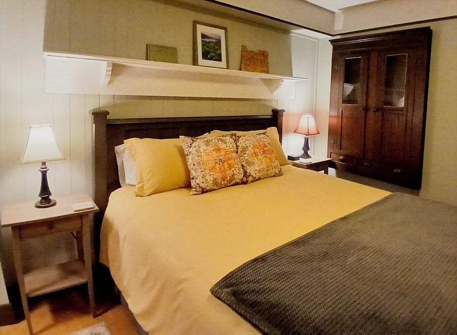 Queen bed with side tables & lamps