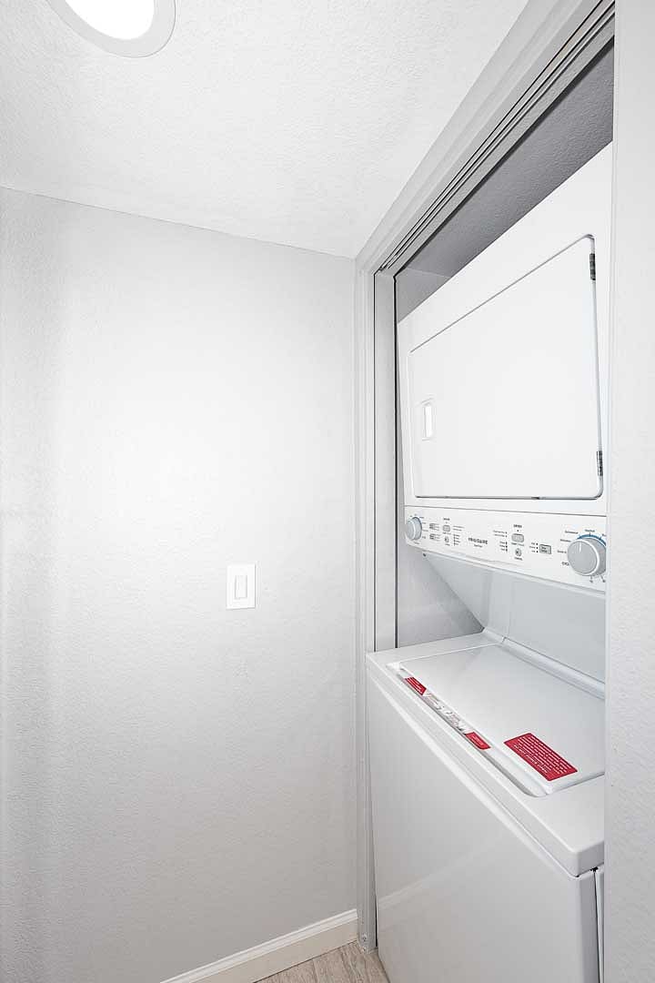 Full Size Washer Dryer in Unit