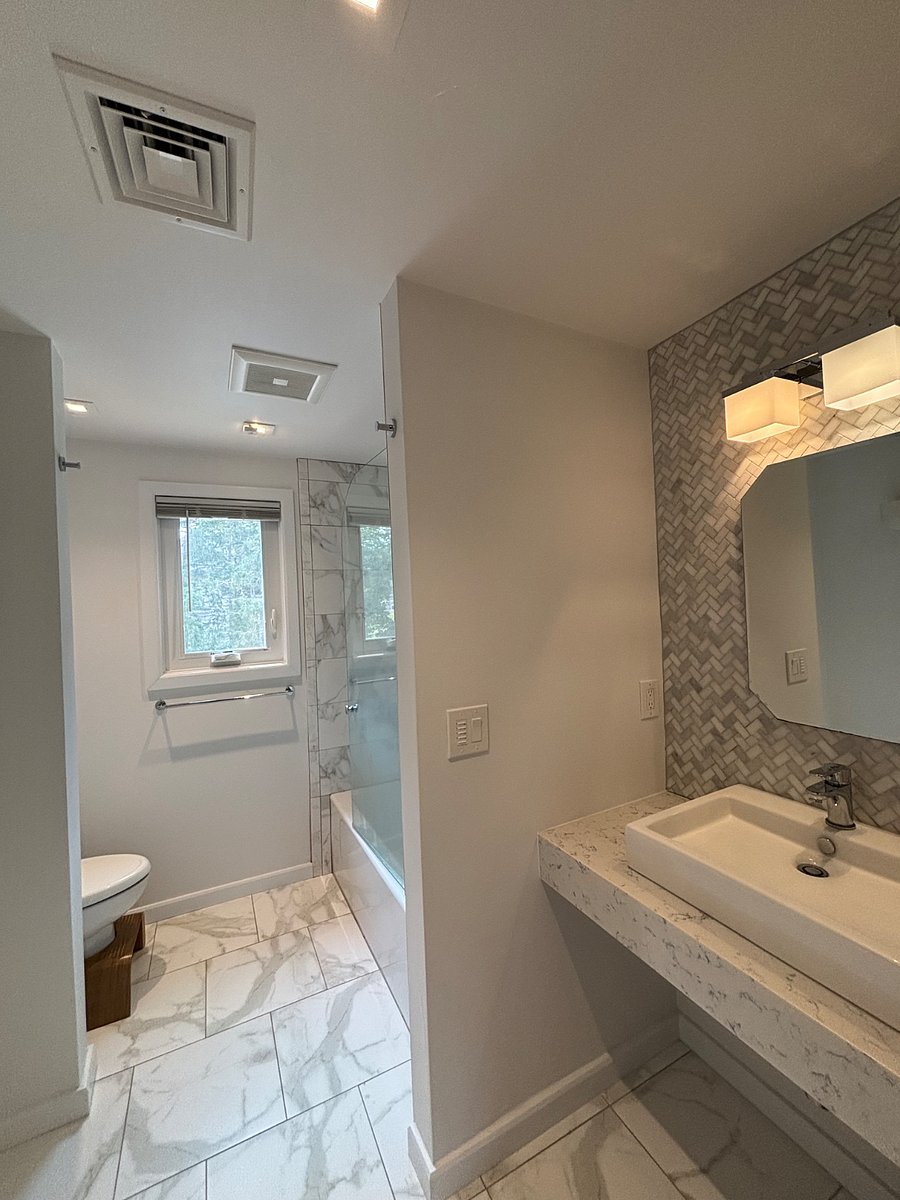 Bathroom with heated floor 