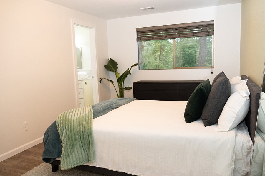 Second floor bedroom - Queen bed + bathroom w/bath tub