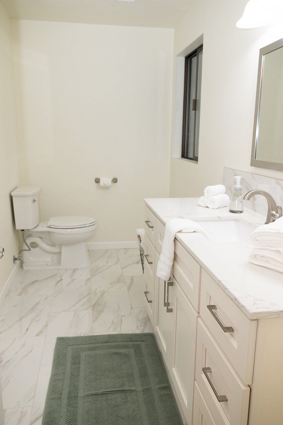 Second floor bathroom w/bathtub