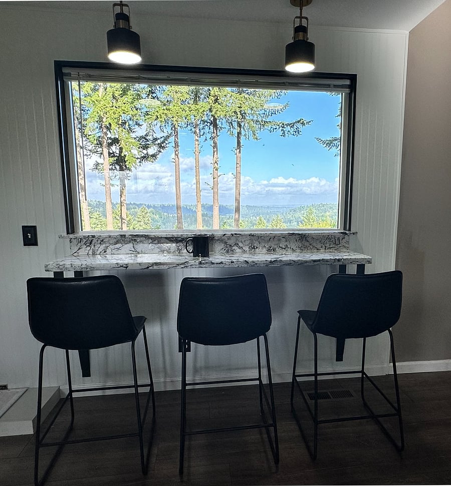 Breakfast nook between kitchen and living room