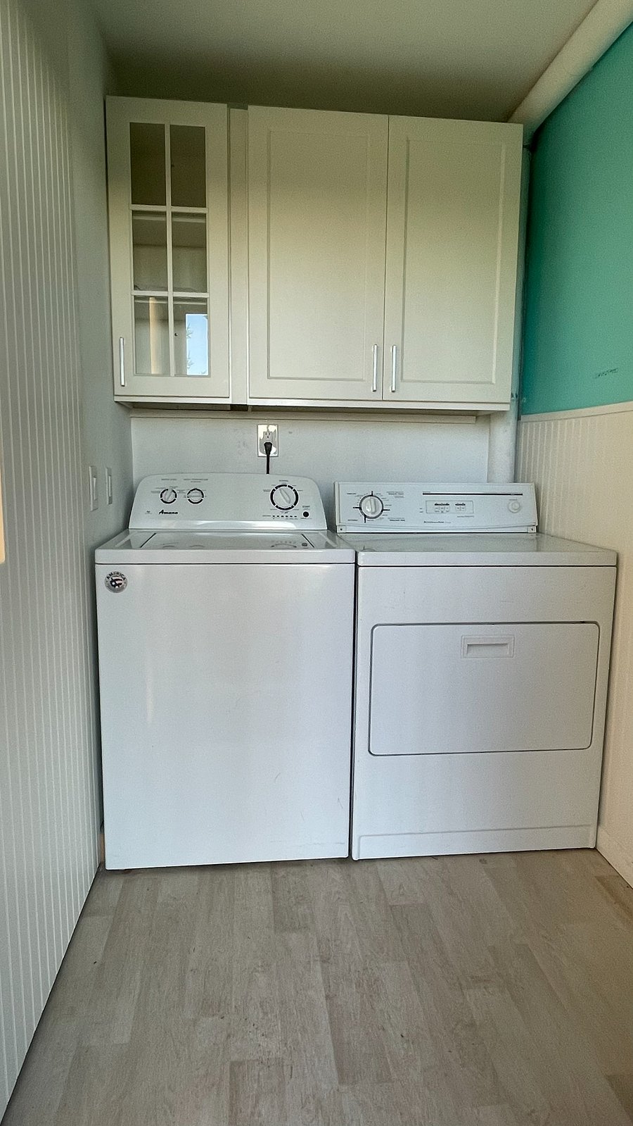 Shared laundry room (accessible from outside)