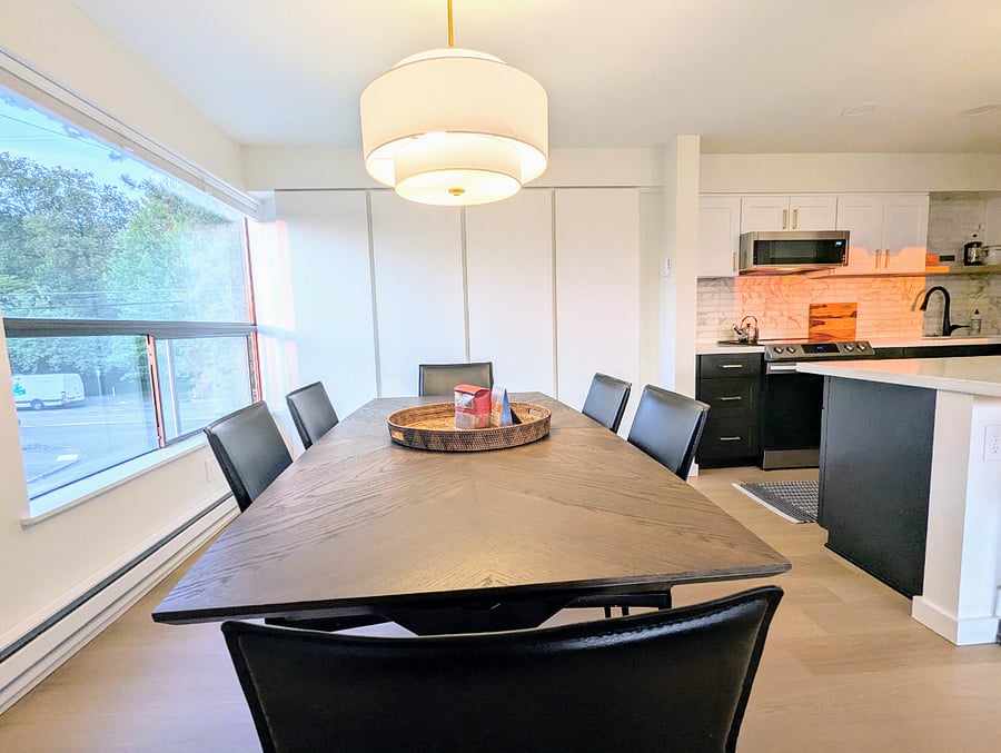 Dining room table pulls out to seat 8