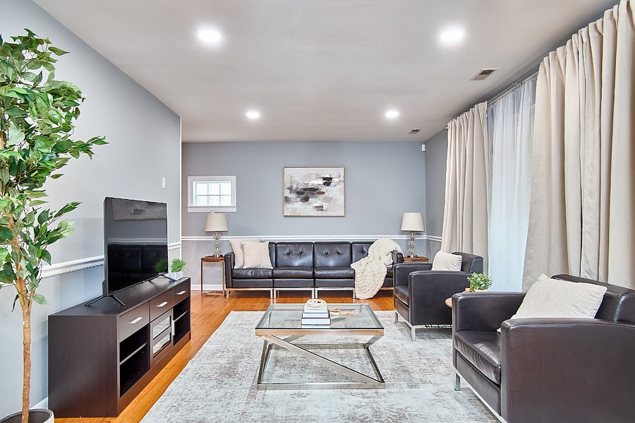 Cozy livingroom complete with board games 