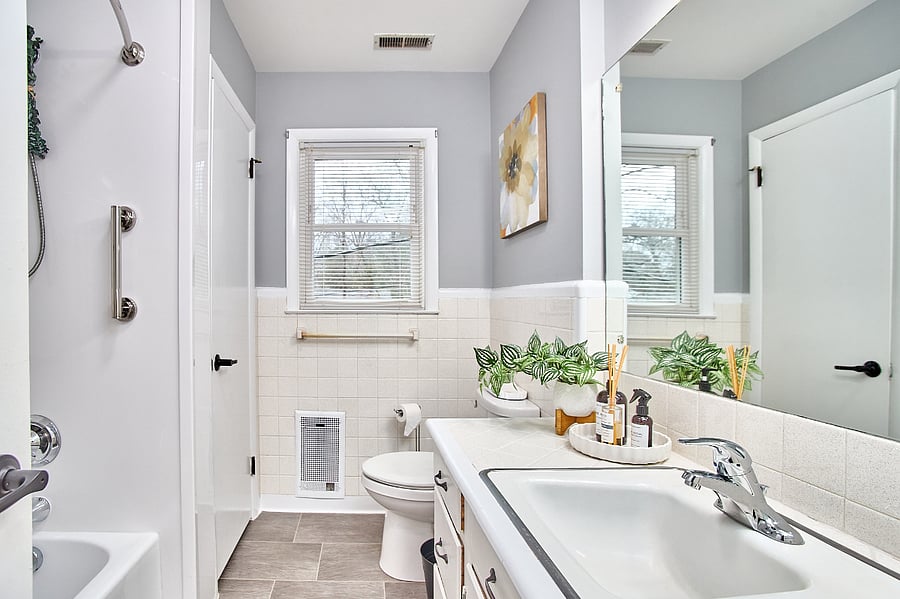 Bathroom at upperlevel.