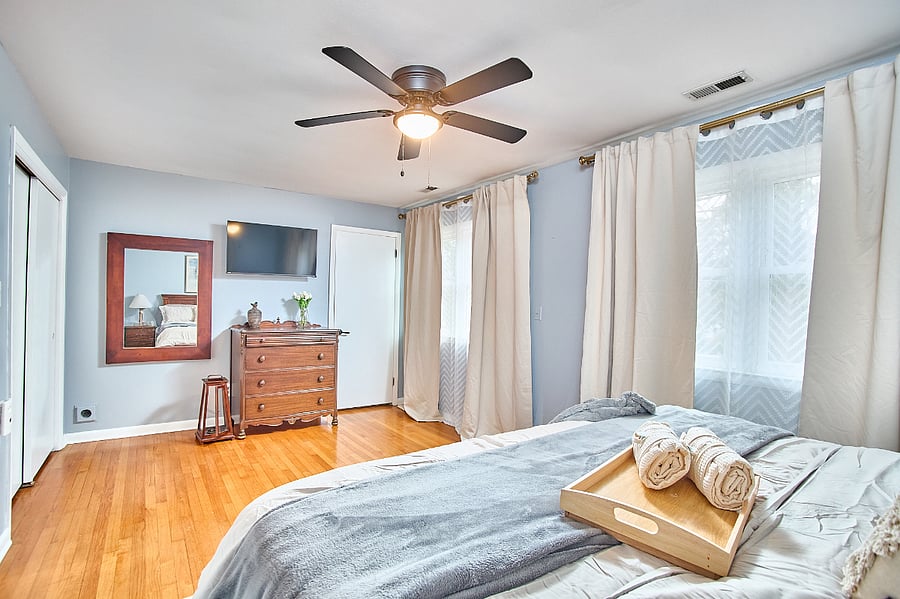 King bedroom image.