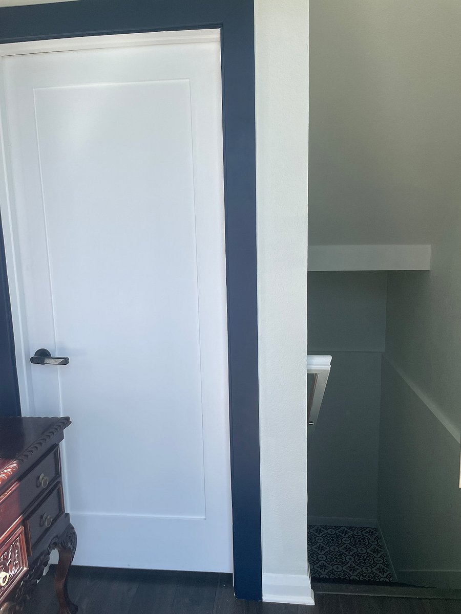 Entry and stairs to the apartment