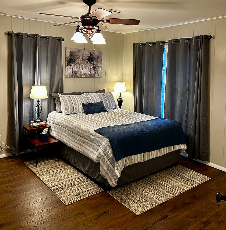 Master Bedroom, Queen bed