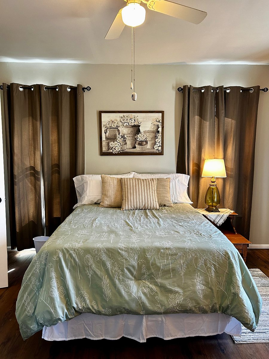 Bedroom 2, Full size mattress 