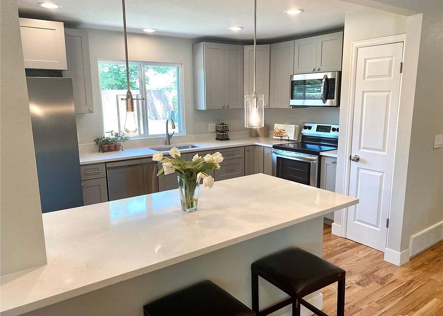 Kitchen and breakfast bar