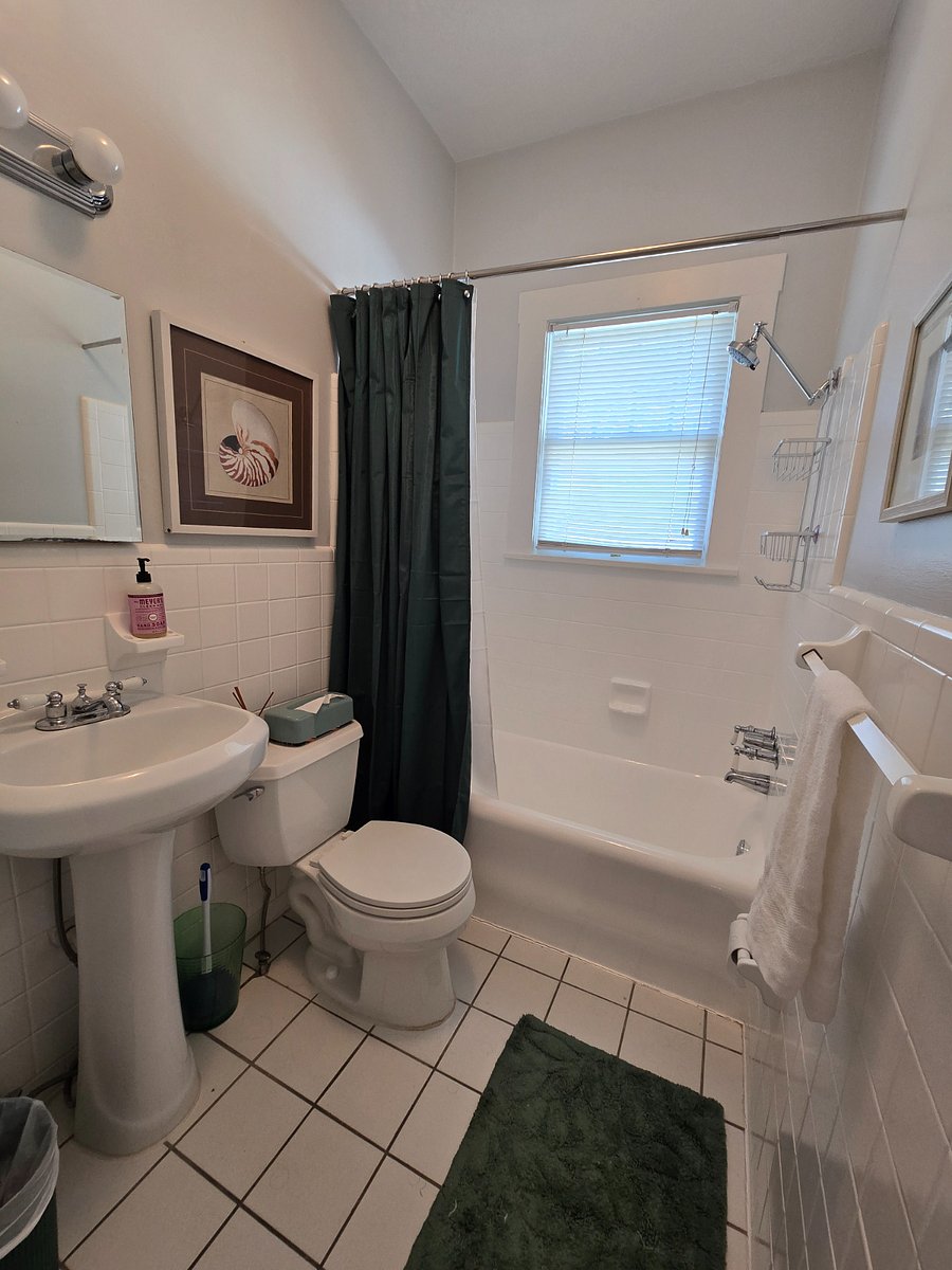 hall bath with tub/shower 