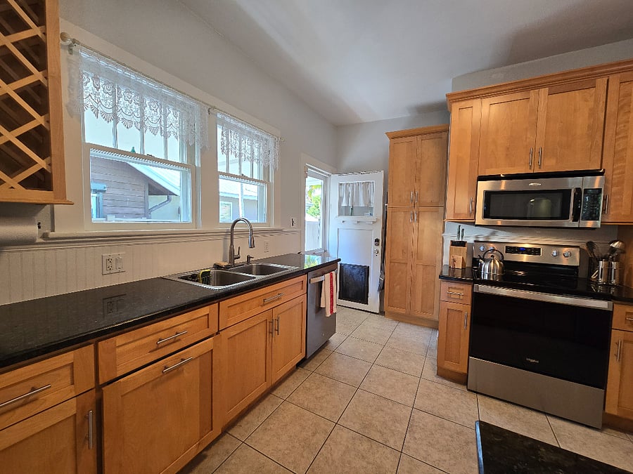 fully equipped kitchen