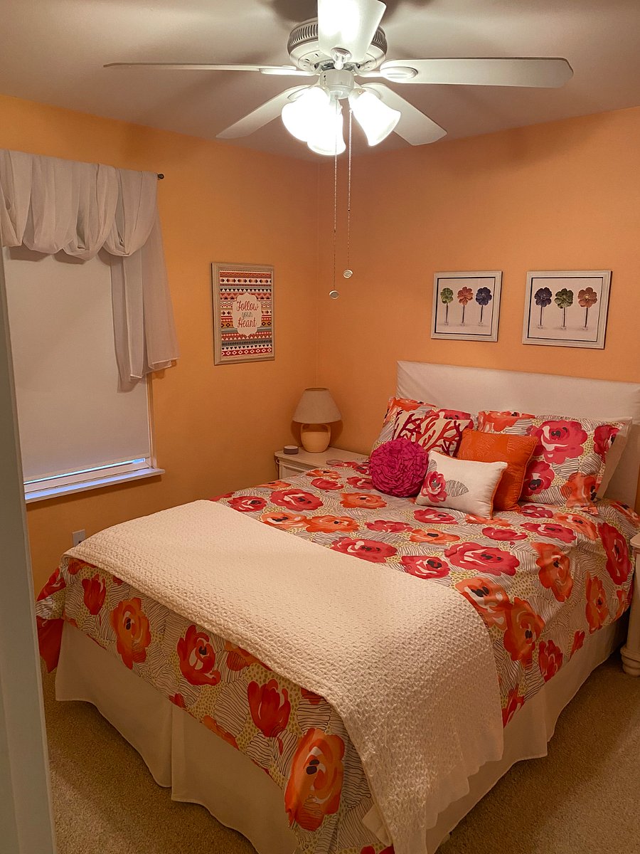 Second bedroom equipped with Queen size bed