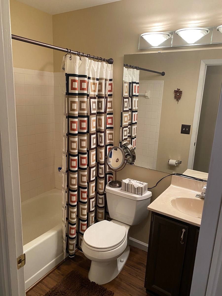4-piece hallway bathroom equipped with a tub