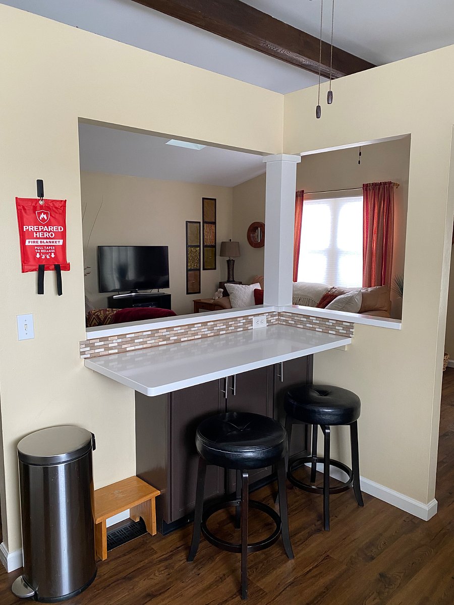 Kitchen breakfast bar