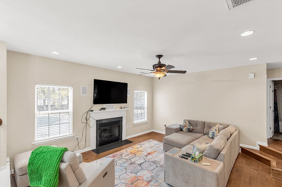 Spacious and comfy familyroom with Smart TV