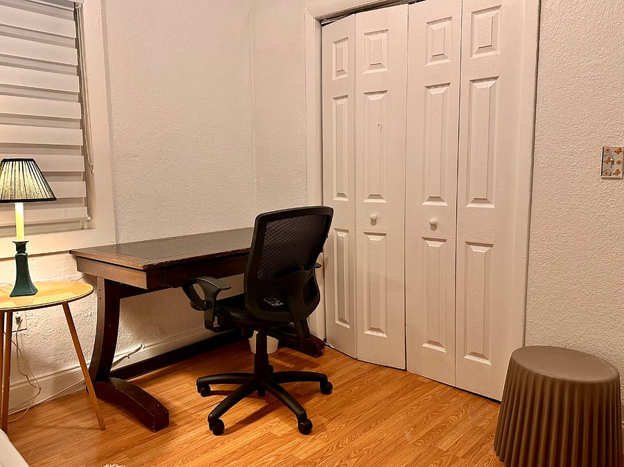 Bedroom 2 - Working station (3/4)