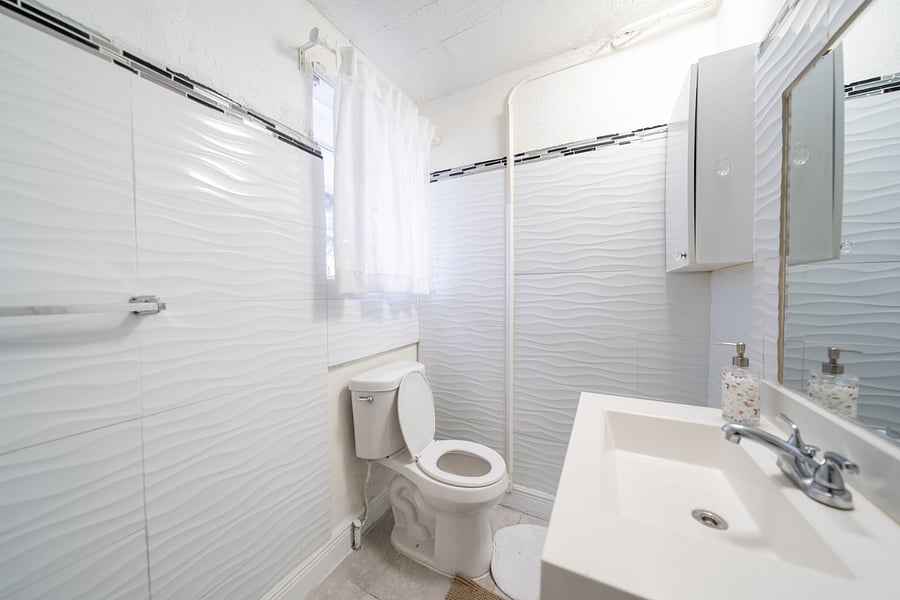 Bathroom 1 (2/2)