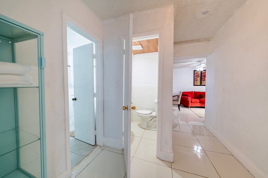 Hallway to the bathrooms (2/2)
