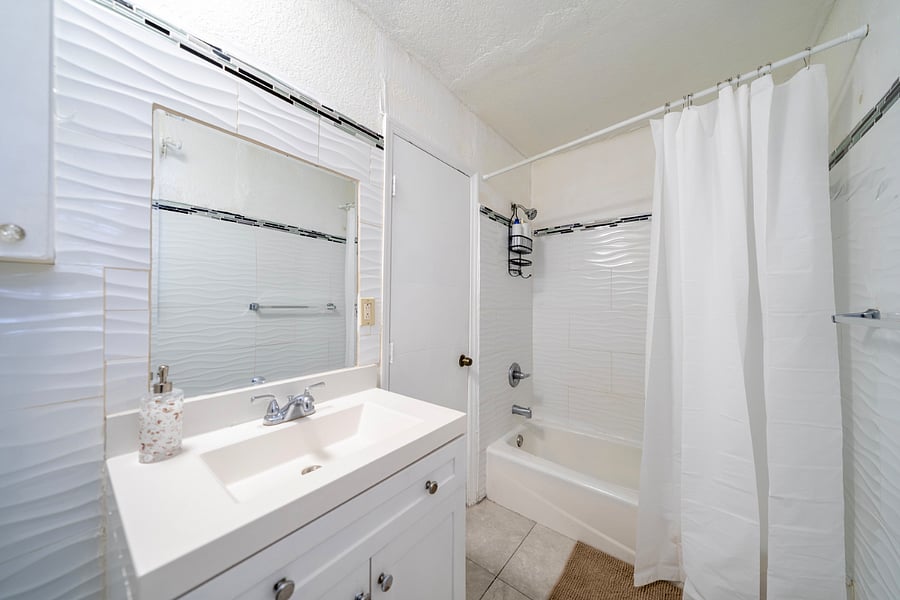 Bathroom 1 (1/2)