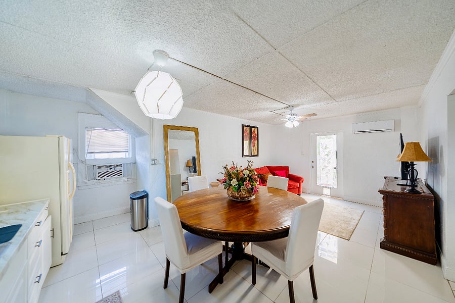 Living room - Dining area (1/2)