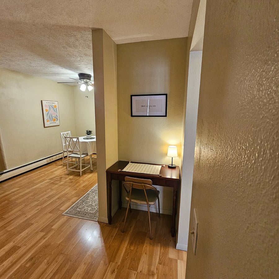 Personal desk and 5g internet.