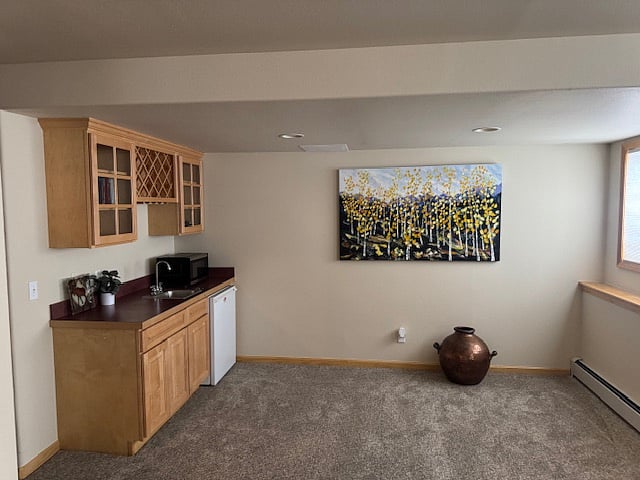 Wet bar in family-rec room
