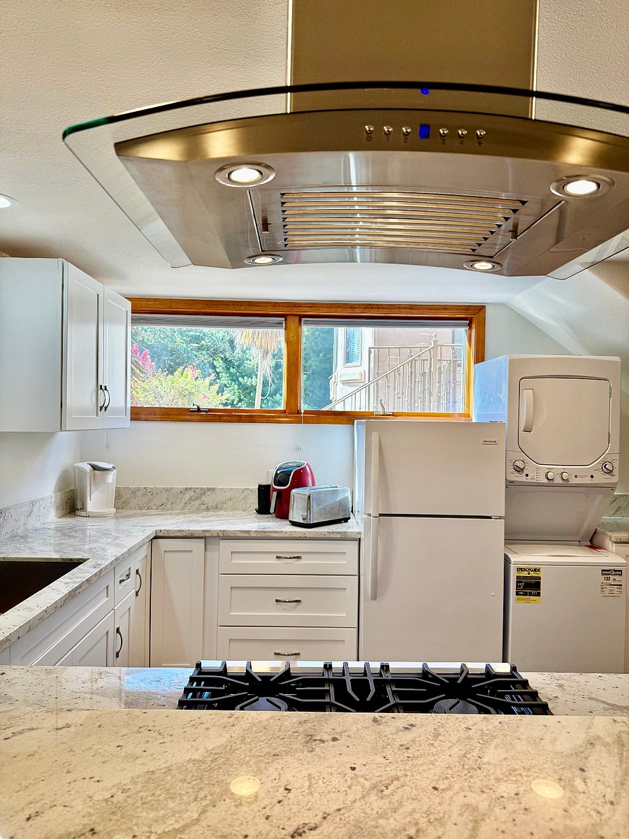 Includes washer/dryer in kitchen!