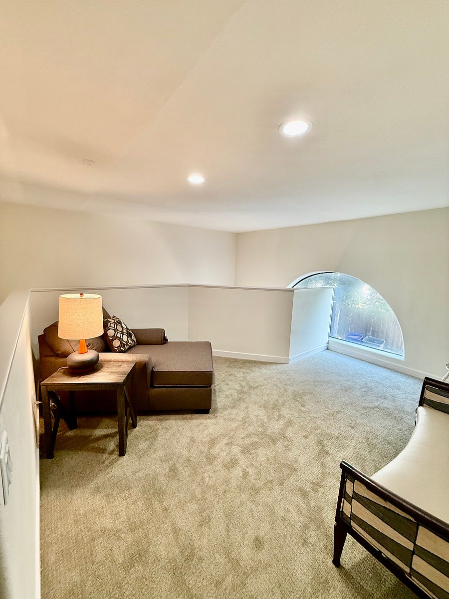 LOFT with Natural lighting!