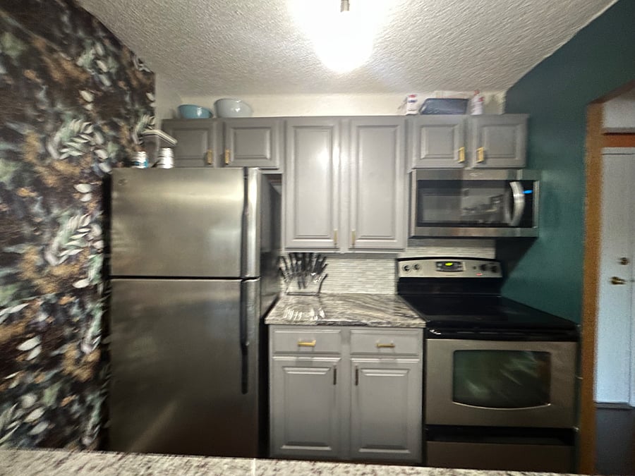 New fridge, stove, and microwave. Knife set included.