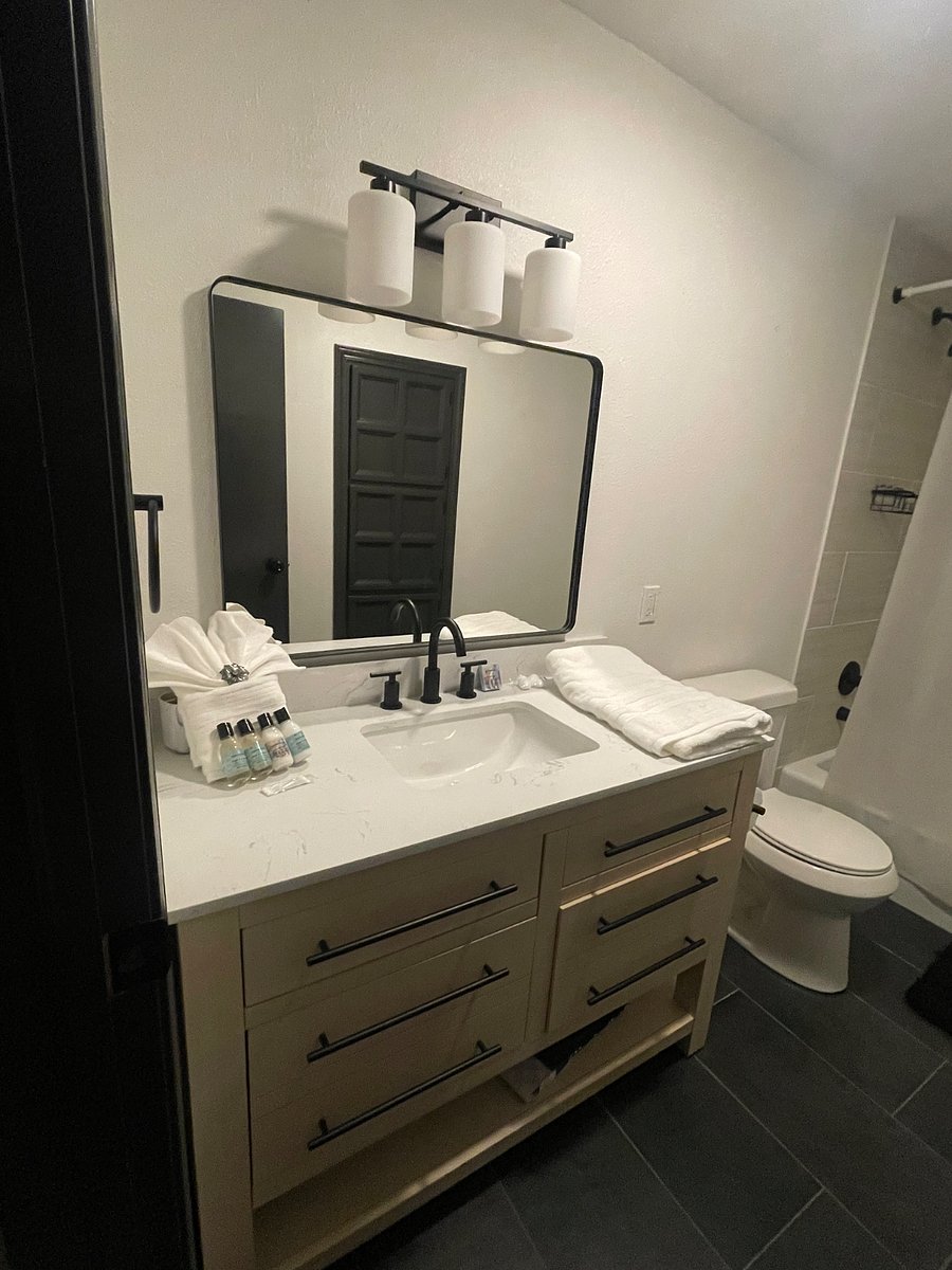 Private bathroom upstairs with Shower/Tub combo